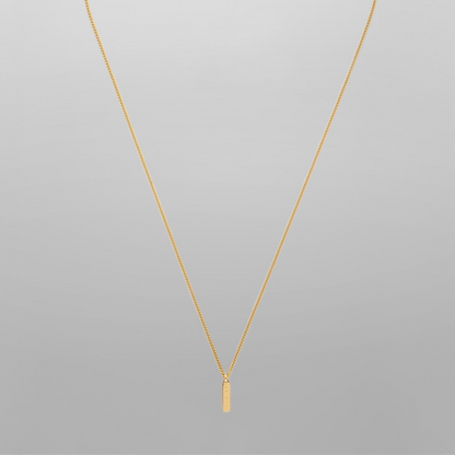 Collar con colgante minimalista.