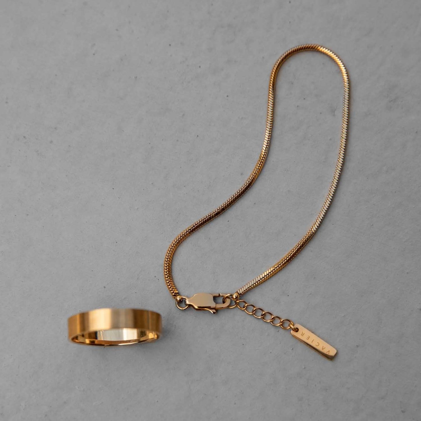 Brazalete de cadena cuadrada.