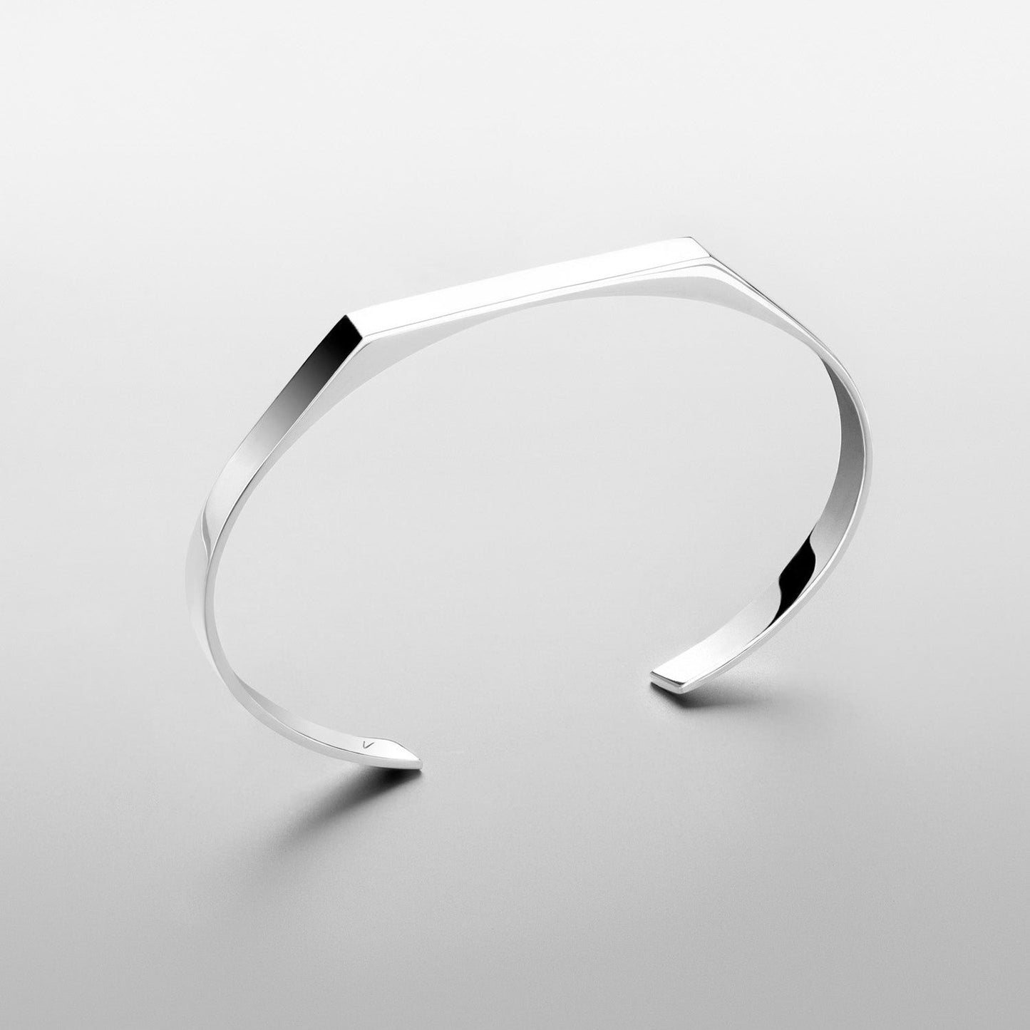 Brazalete de sello unisize en plata.